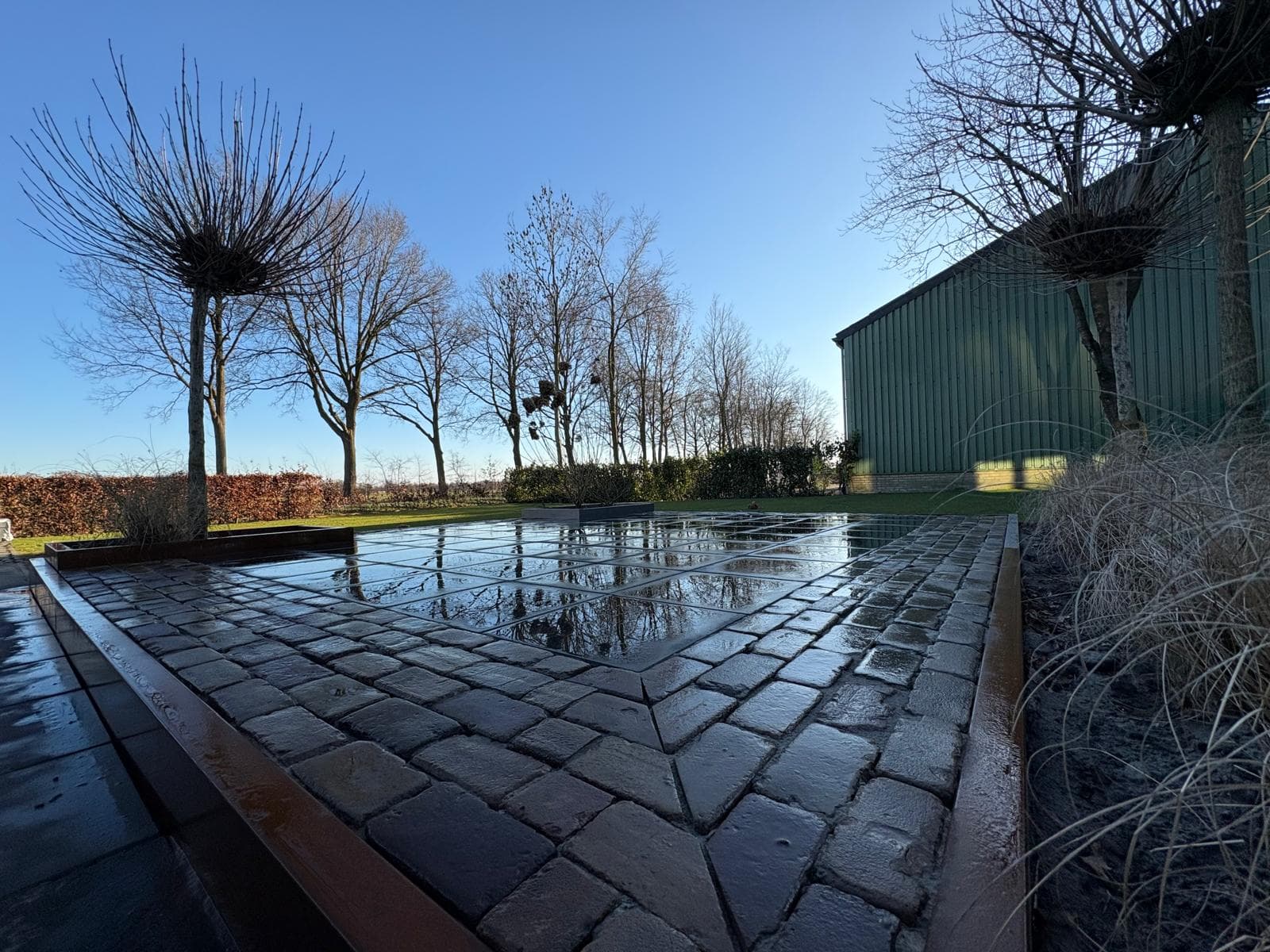 Tuinontwerp en aanleg in Friesland door Toering TSG — sfeerverlichting in de avond